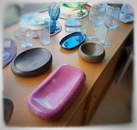 Vasos, copas y recipientes de cocina en una mesa